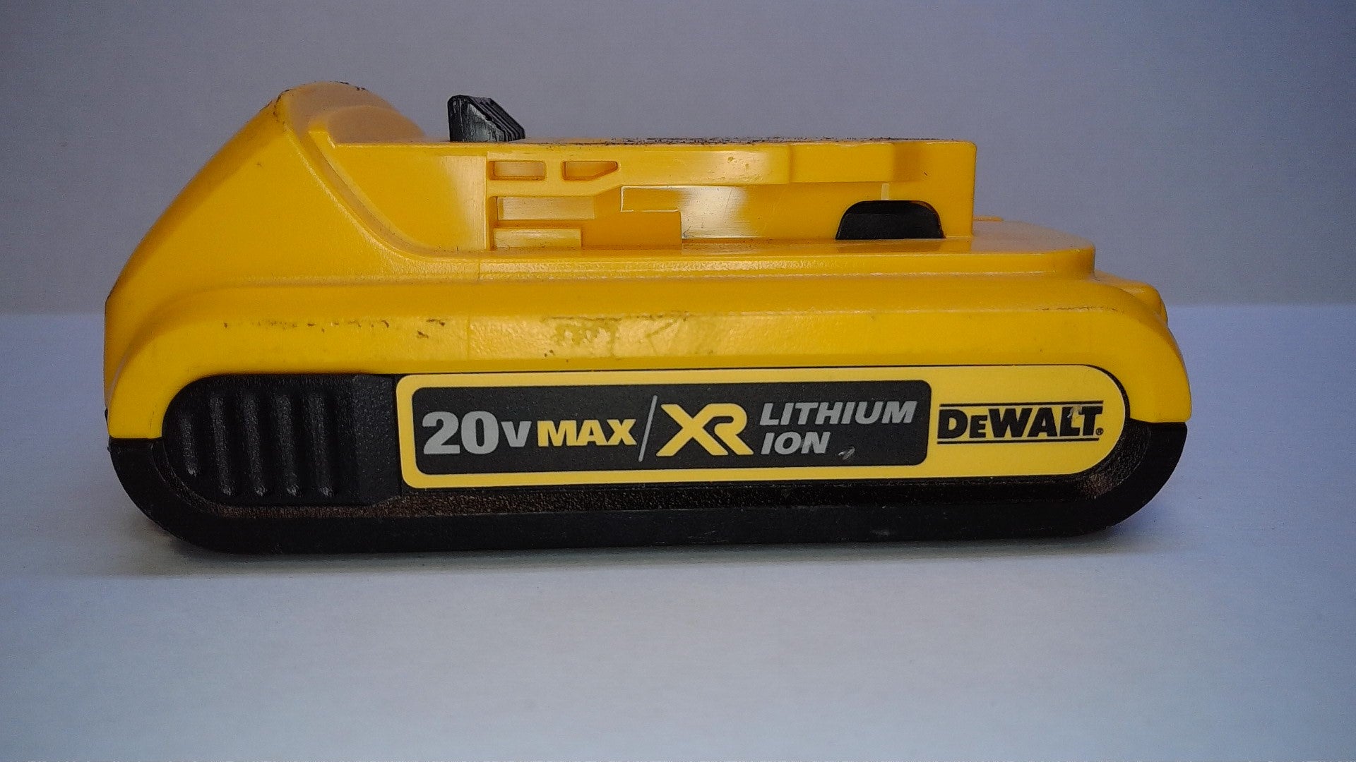 DEWALT 20V MAX Compact XR Lithium-Ion Battery — 20 Volt, 2.0Ah, Model# DCB203 (7019563483319)